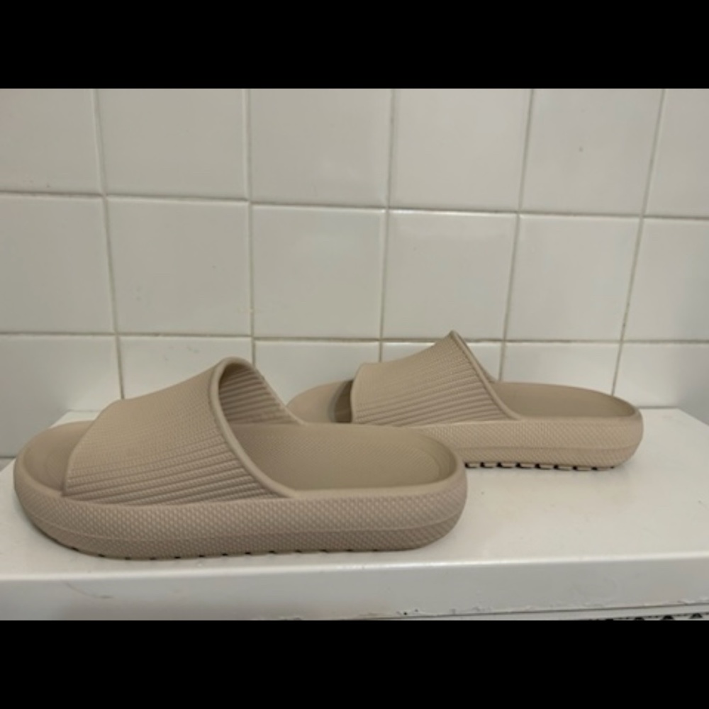 Ladies Slides - Picture 5 of 5